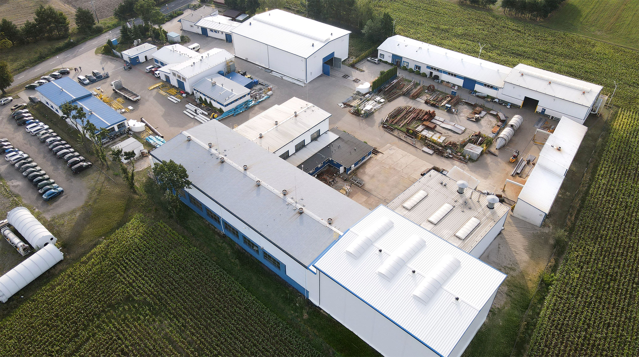 Prezentacja zakładu z lotu ptaka. Hale produkcyjne, hala obróbki, warsztat, magazyn, lakiernia, śrutownia