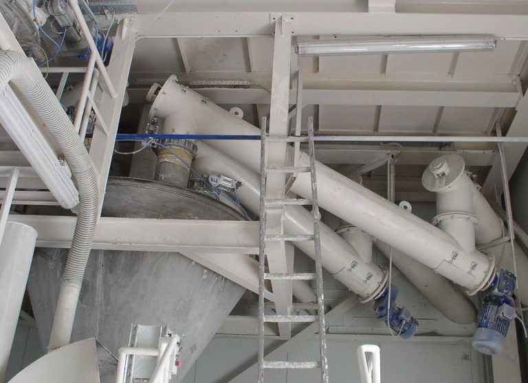 Instalacja przenośników ślimakowych do transportu materiałów sypkich w zakładzie przemysłowym